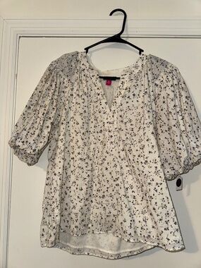 Vince Camuto Lined Blouse Size X Small. V-Neck, Elastic Short Puff Sleeve